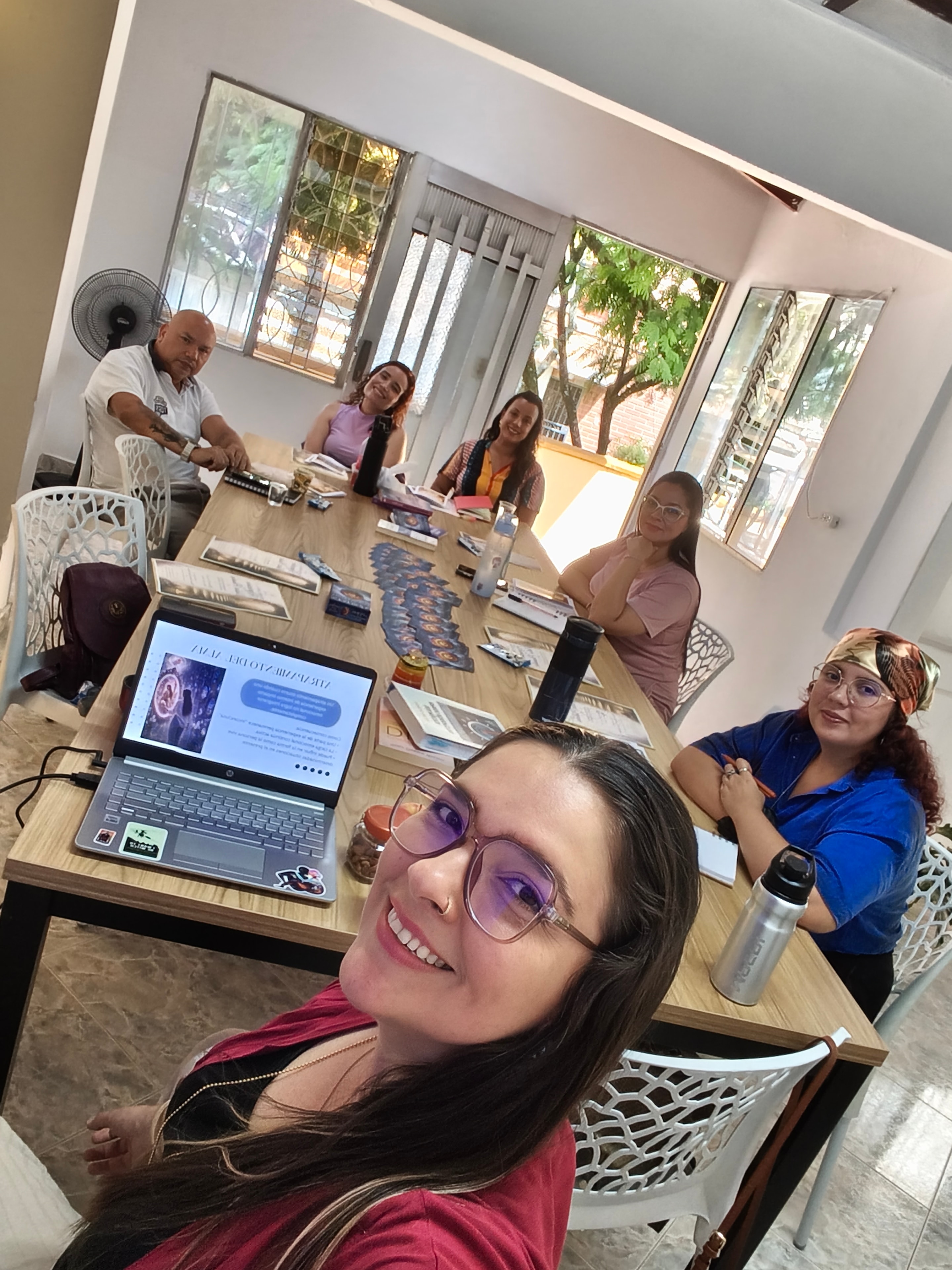Participantes del curso de Terapia de Vidas Pasadas reunidos alrededor de la mesa